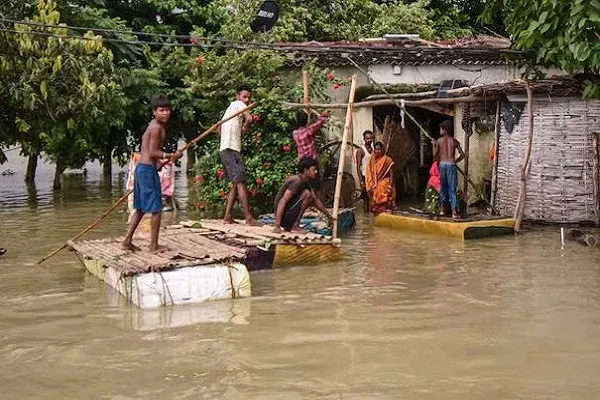 बिहार में बाढ़ का कहर जारी, 15 जिलों में करीब 50 लाख लोग प्रभावित; राहत-बचाव अभियान तेज बिहार में बाढ़ का कहर जारी, 15 जिलों में करीब 50 लाख लोग प्रभावित; राहत-बचाव अभियान तेज